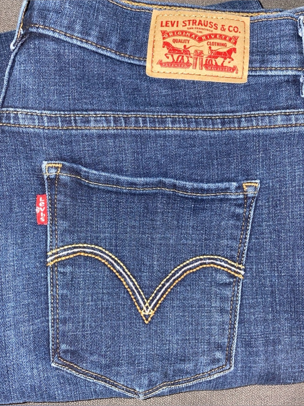 Levi’s Women’sDenim jeans premium Boot Cut Metallic logo Jeans size 8✨